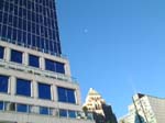 la lune et le gratte ciel